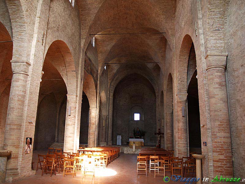 16-P1010364+.jpg - 16-P1010364+.jpg - L'abbazia di "S. Maria di Propezzano" (VIII-IX-XIII-XIV sec.).